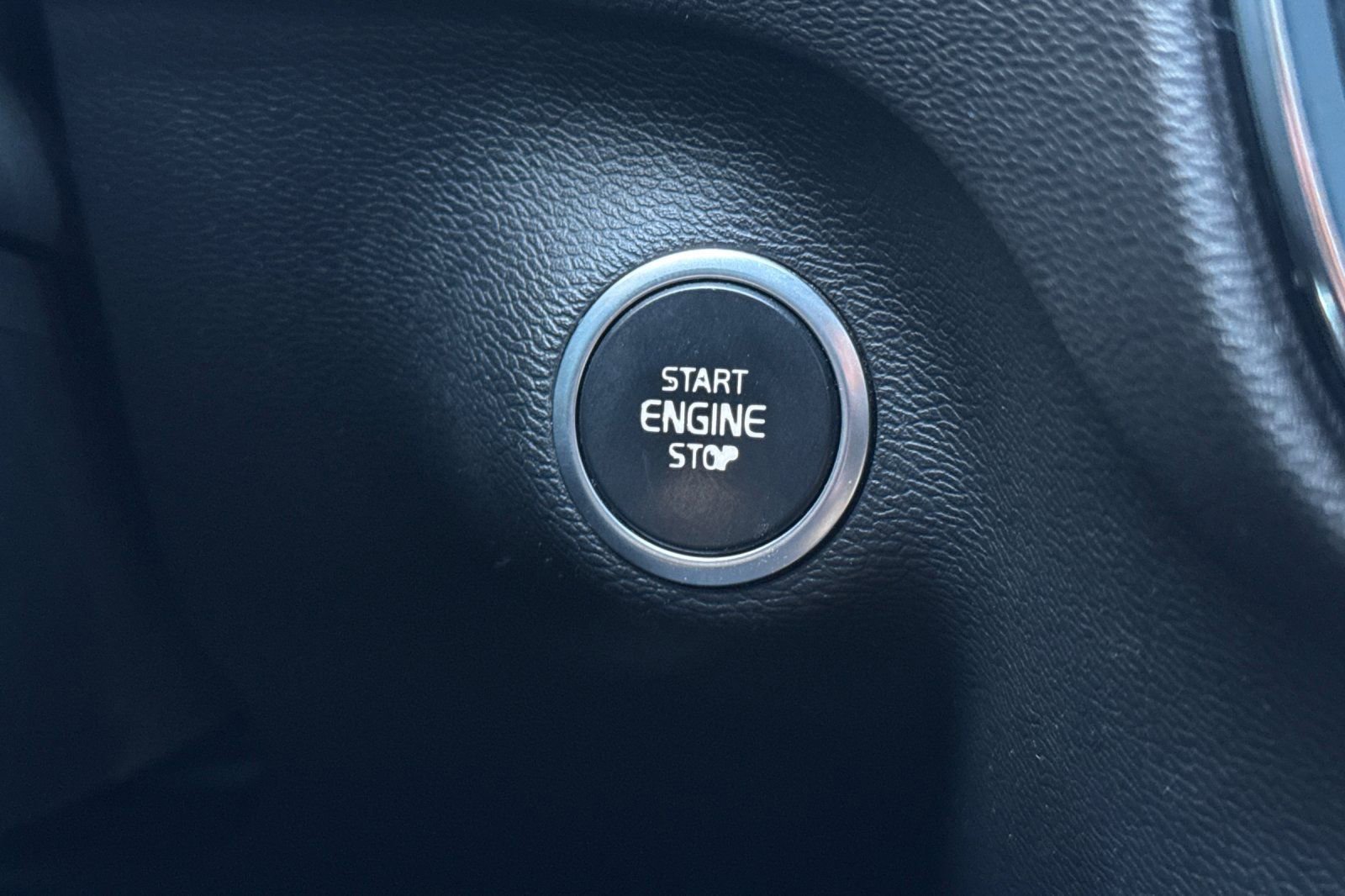 Used 2019 Volvo XC40 T5 Momentum image 26