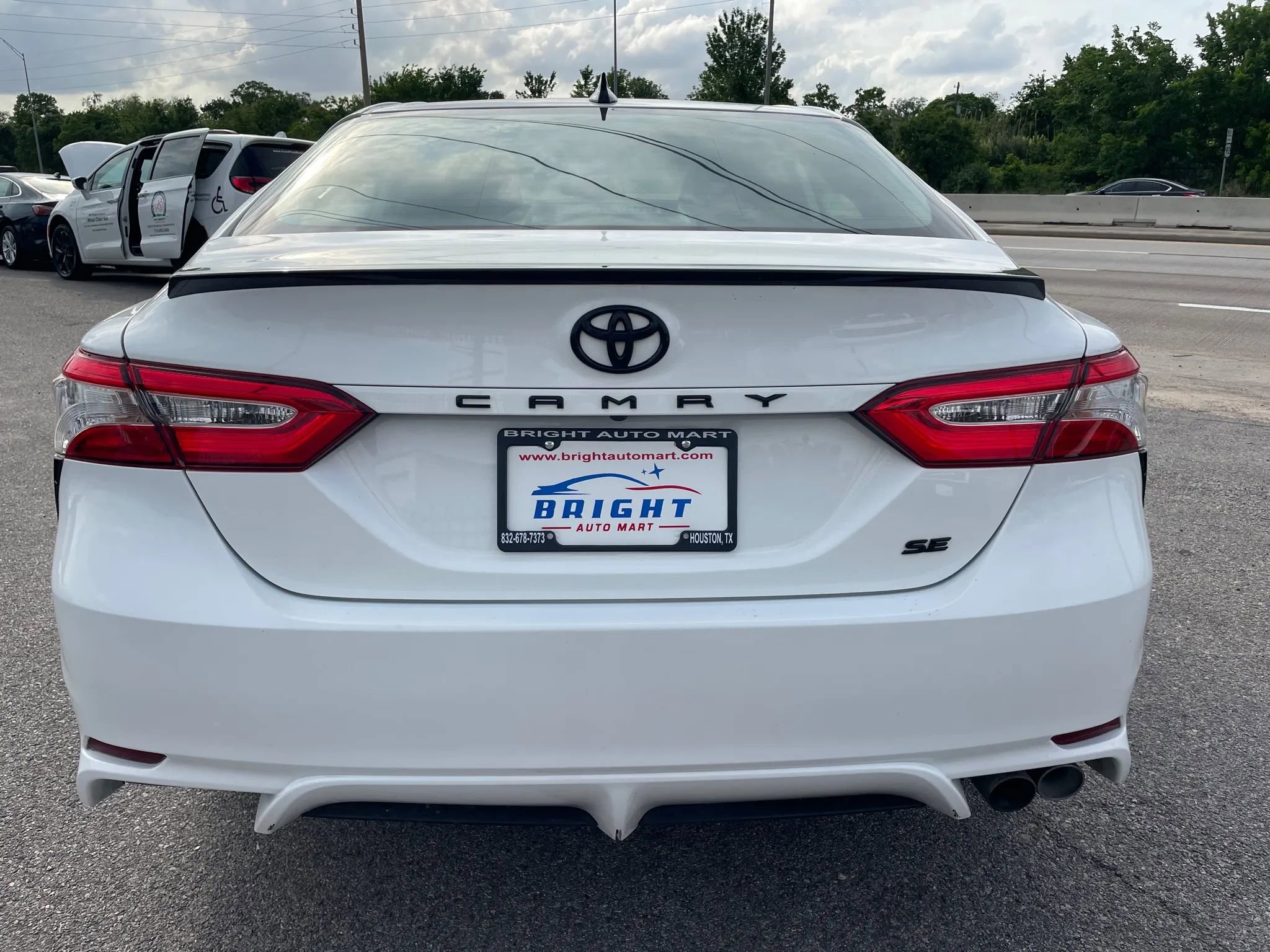 Used 2020 Toyota Camry SE image 3