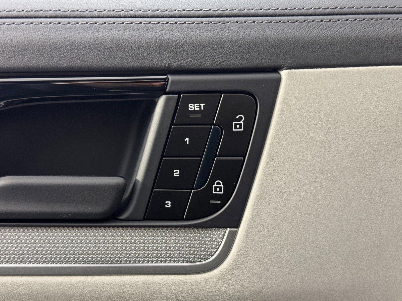 Used 2024 Porsche Cayenne w/ Technology Package image 17