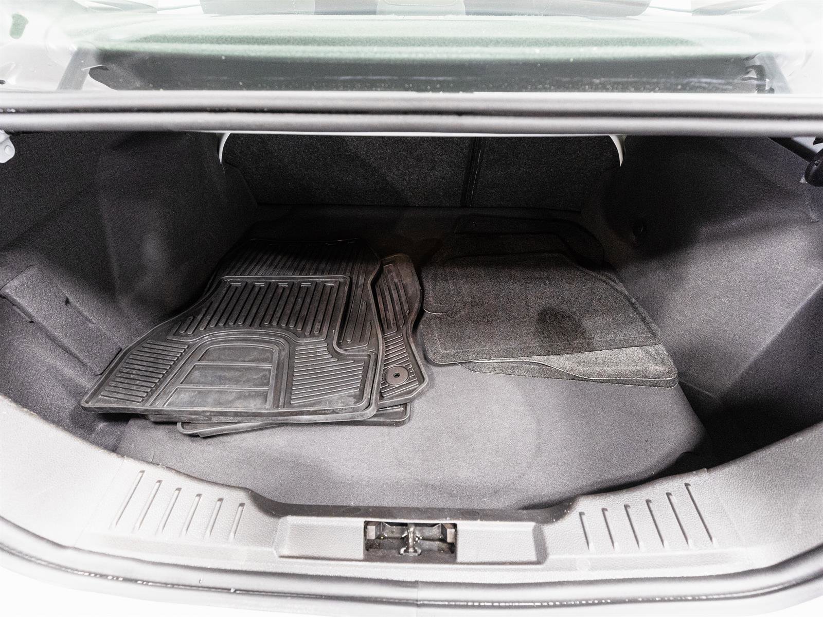 Used 2018 Ford Focus SE w/ Cold Weather Package image 9