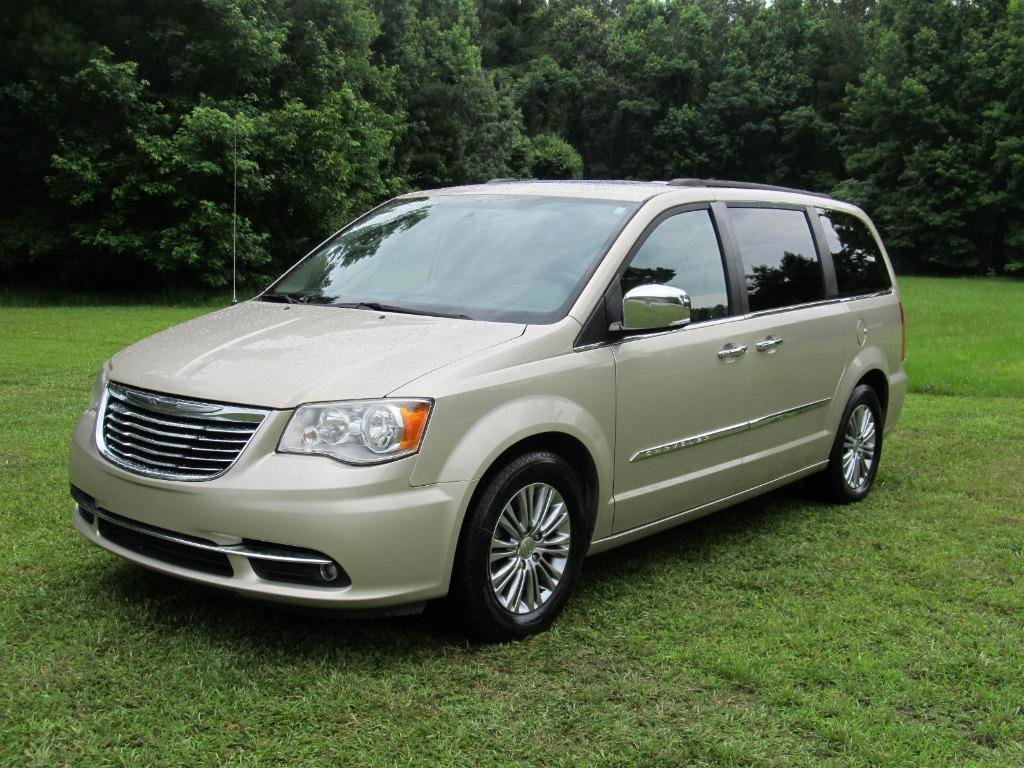 Used 2016 Chrysler Town & Country Touring-L image 2