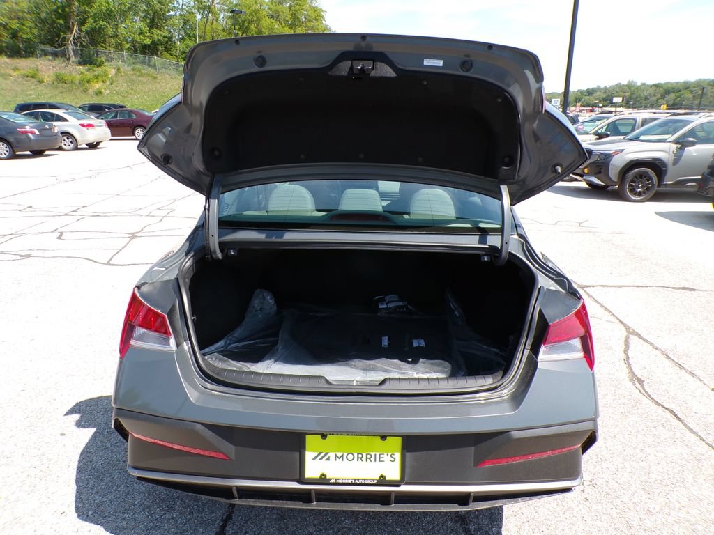 Used 2025 Hyundai Elantra Sport FWD image 17