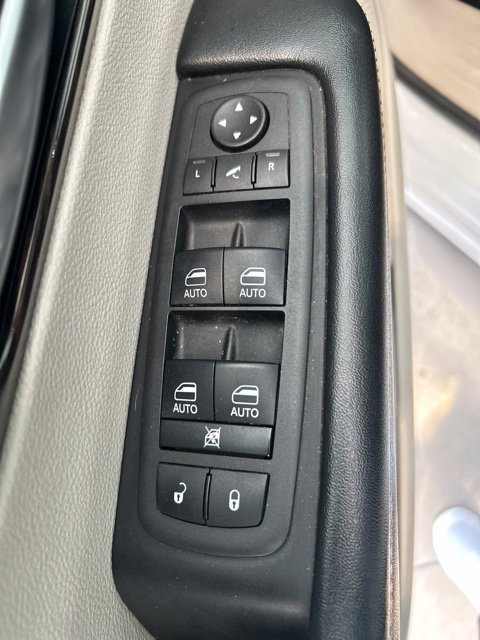 Used 2022 Chrysler Pacifica Limited FWD image 16