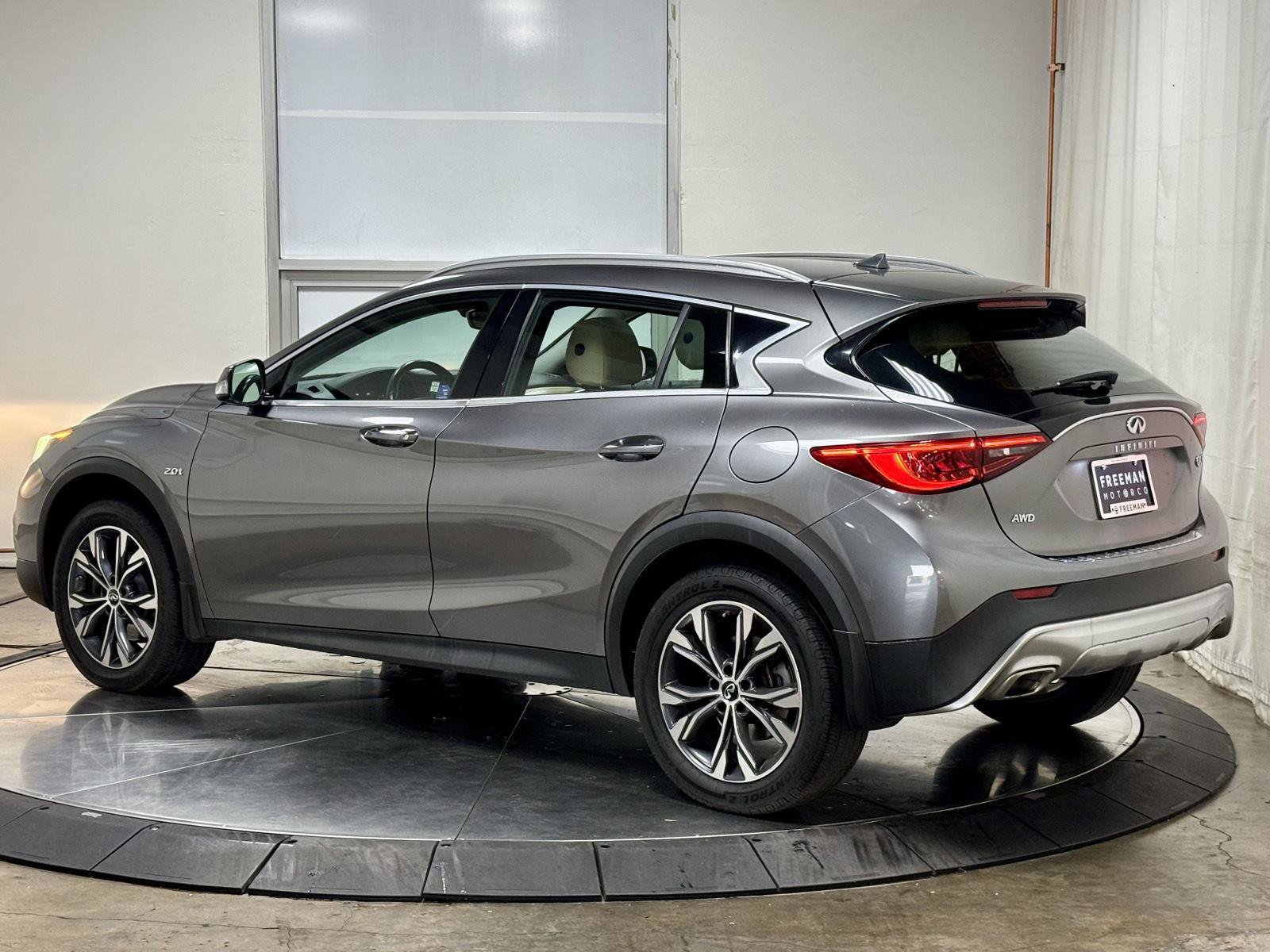 Used 2017 INFINITI QX30 Premium AWD/4WD image 7