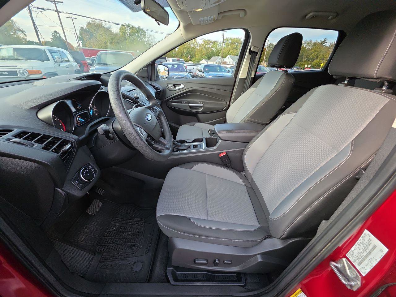 Used 2017 Ford Escape SE image 3