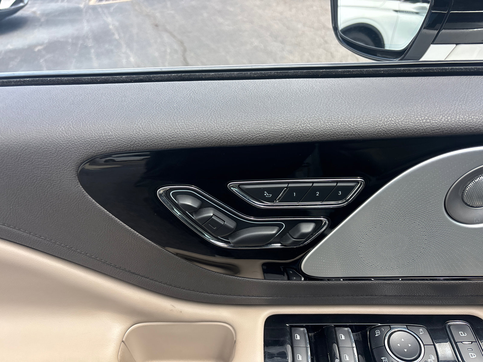 Used 2020 Lincoln Aviator Reserve w/ Equipment Group 202A AWD/4WD image 12
