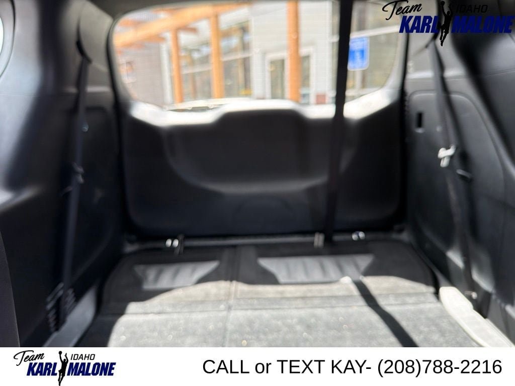 Used 2025 Chrysler Pacifica Select FWD image 12