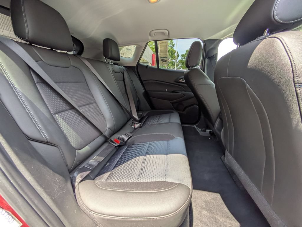 Used 2025 Chevrolet Trax LT w/ LT Convenience Package FWD image 28