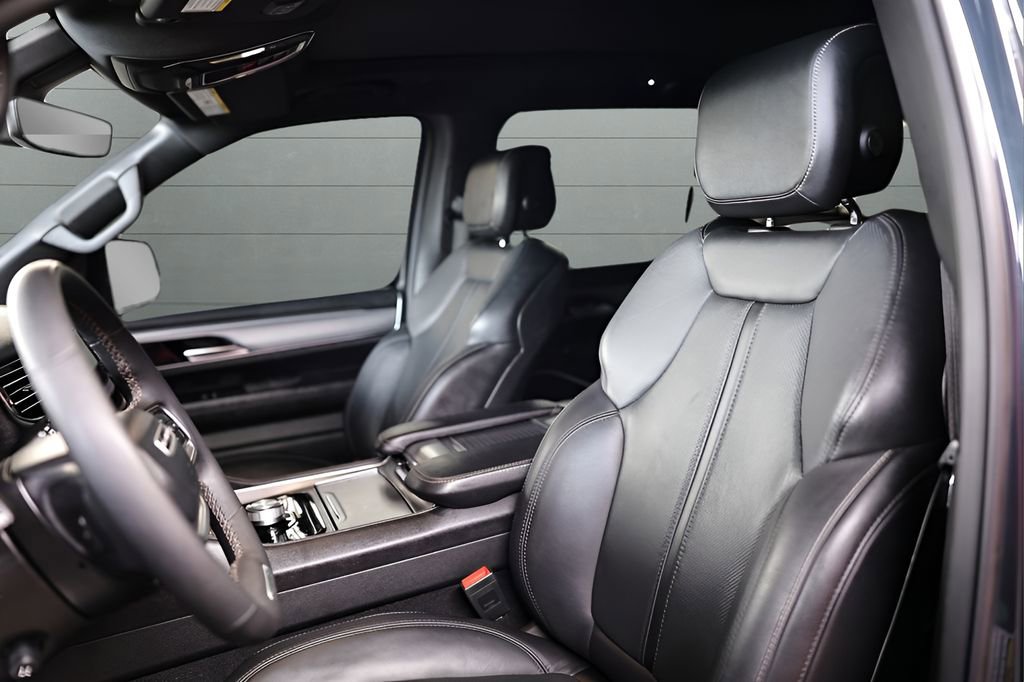 Used 2023 Jeep Wagoneer Series II image 2