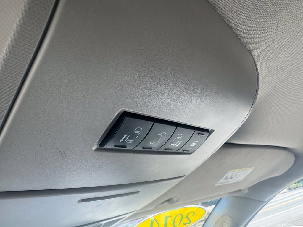 Used 2014 Chrysler Town & Country Touring FWD image 39