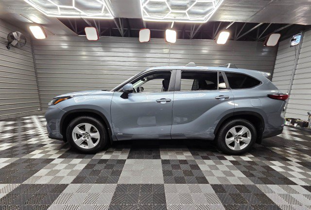 Used 2023 Toyota Highlander LE AWD/4WD image 9