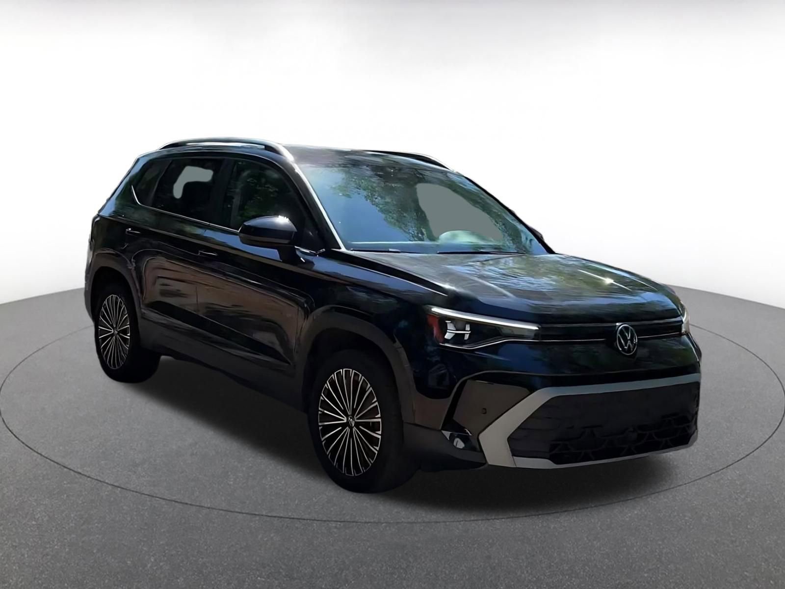 Used 2025 Volkswagen Taos SE FWD image 3