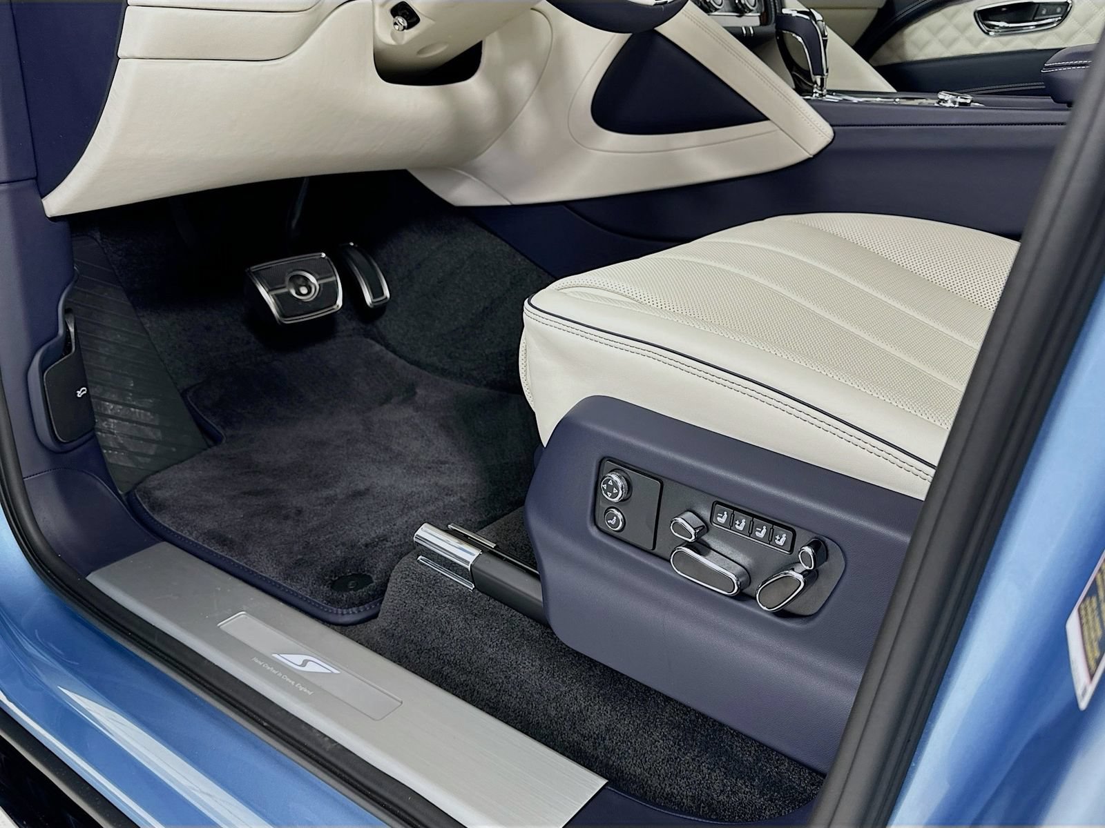 Certified 2025 Bentley Bentayga AWD/4WD image 24