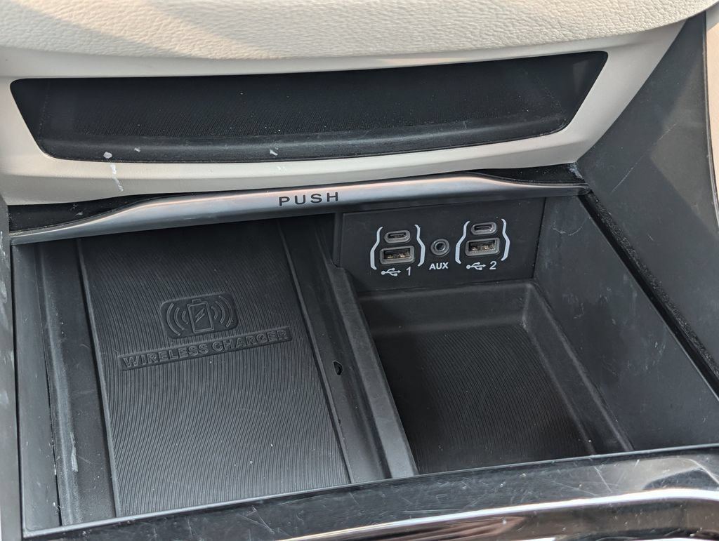 Used 2022 Chrysler Pacifica Limited FWD image 26