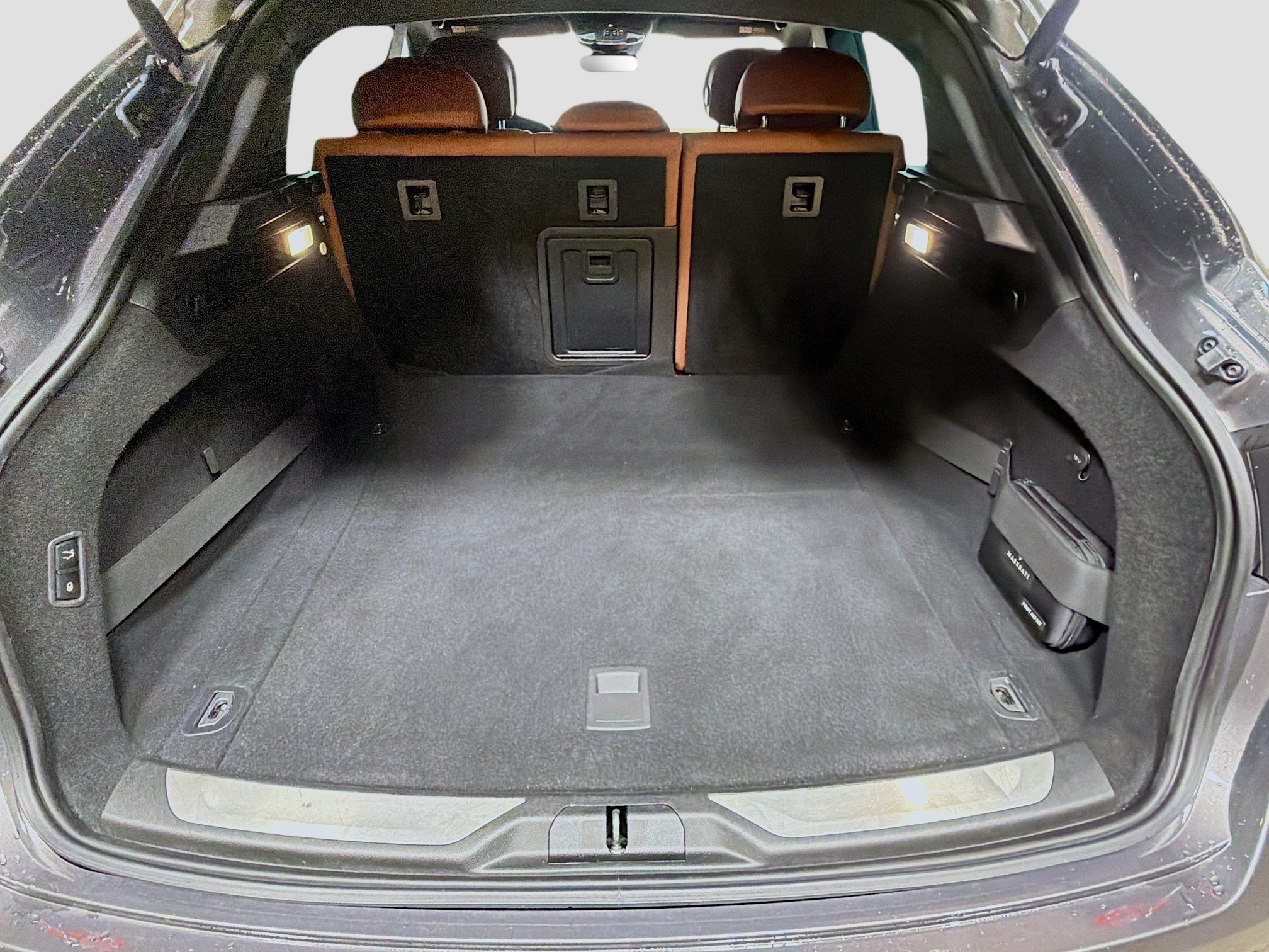 Used 2018 Maserati Levante GranLusso AWD/4WD image 11