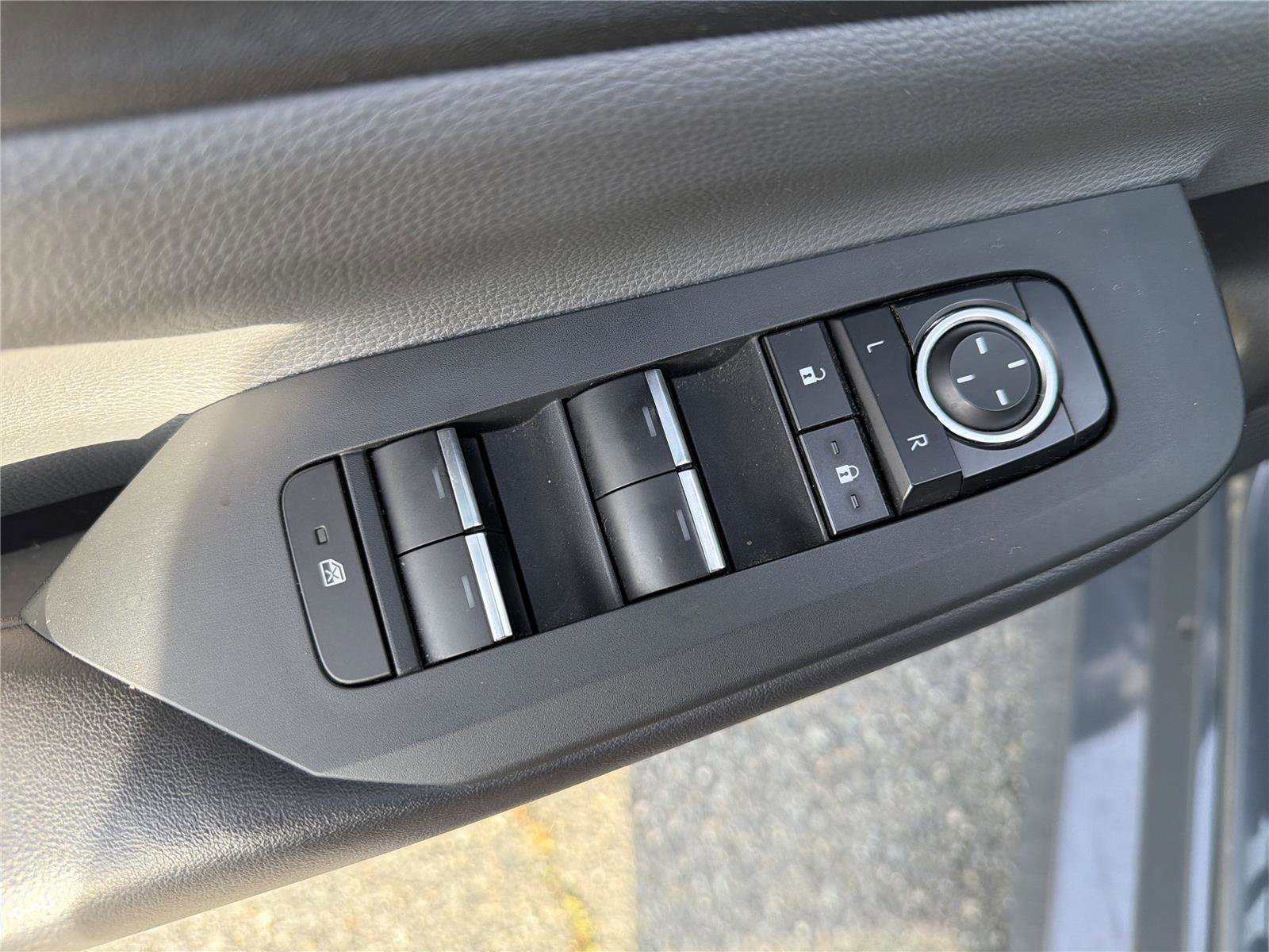 Used 2023 Toyota Prius XLE FWD image 17