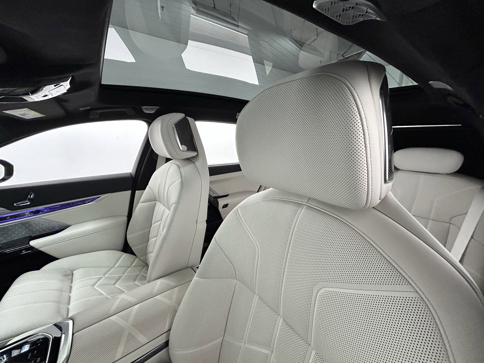 Used 2025 BMW 760i xDrive w/ Premium Package image 27