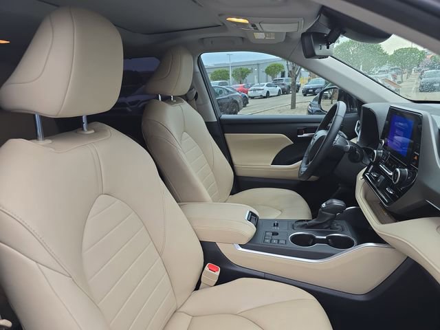 Used 2025 Toyota Highlander XLE image 10