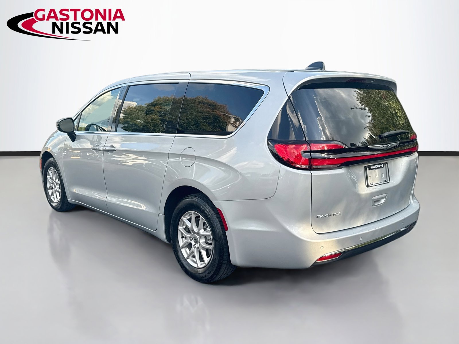 Used 2024 Chrysler Pacifica Touring-L FWD image 6
