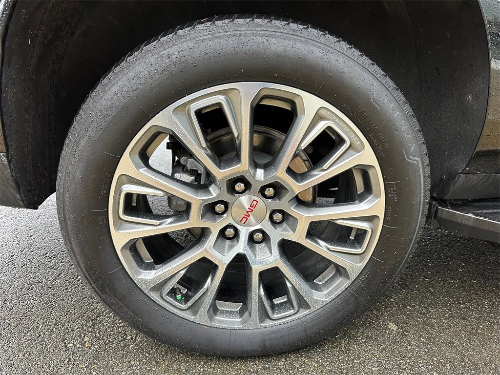 Used 2025 GMC Yukon XL Denali image 9