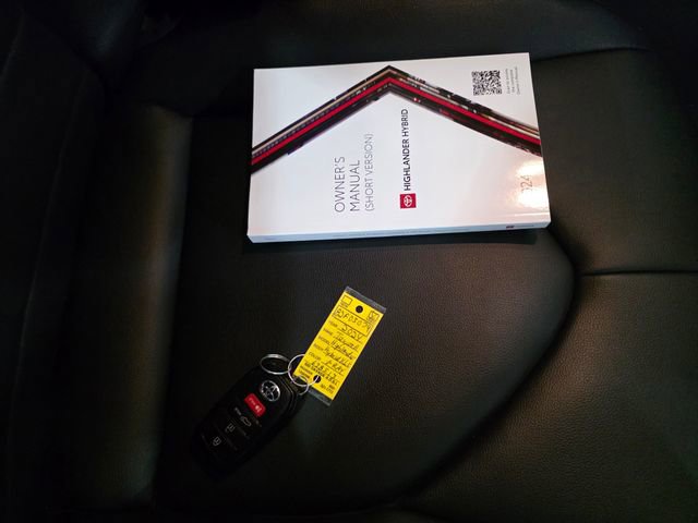 Used 2024 Toyota Highlander XLE image 9