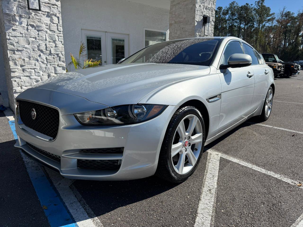 Used 2017 Jaguar XE Premium image 9