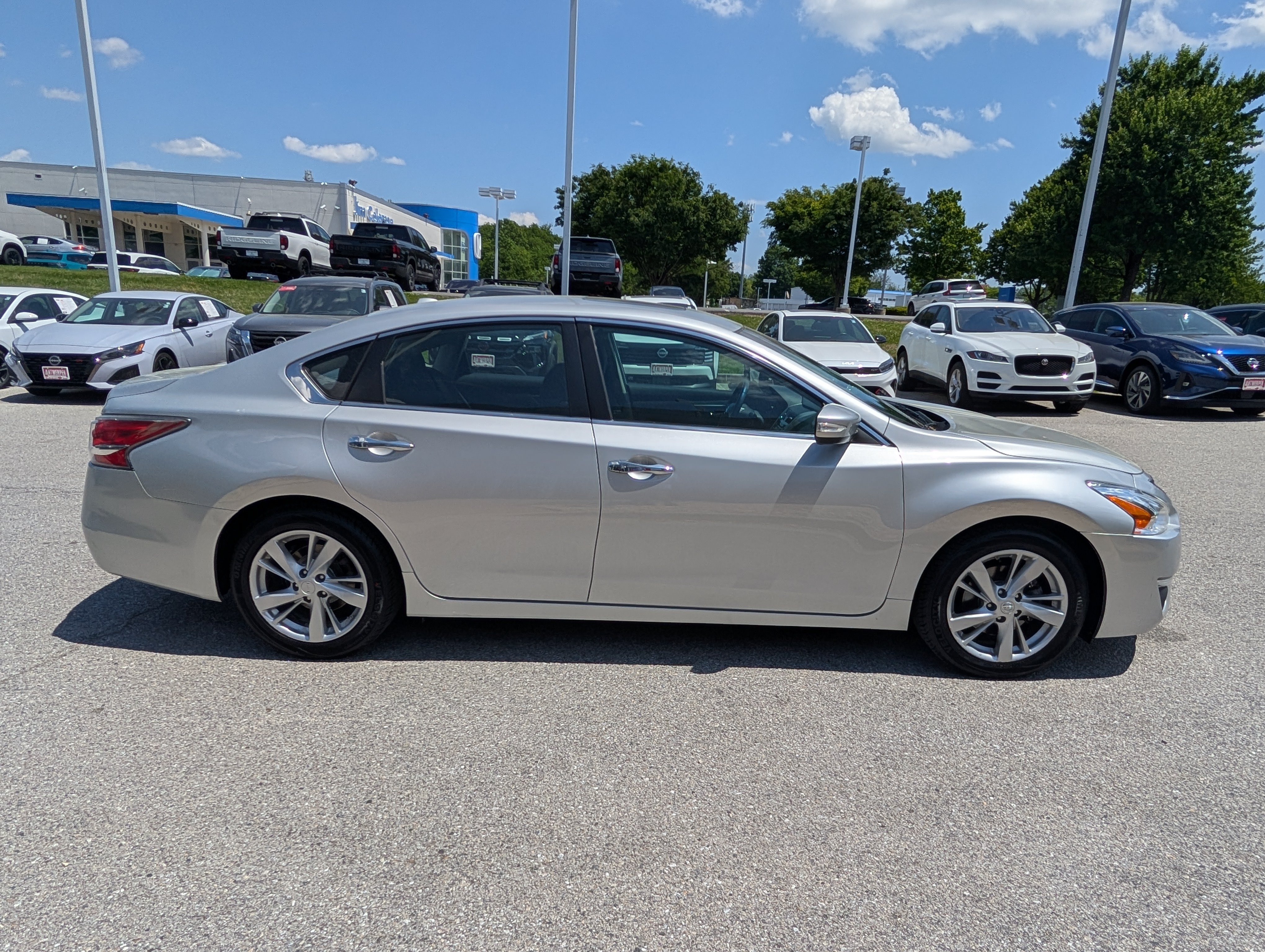 Used 2014 Nissan Altima 2.5 SV w/ Convenience Package FWD image 2