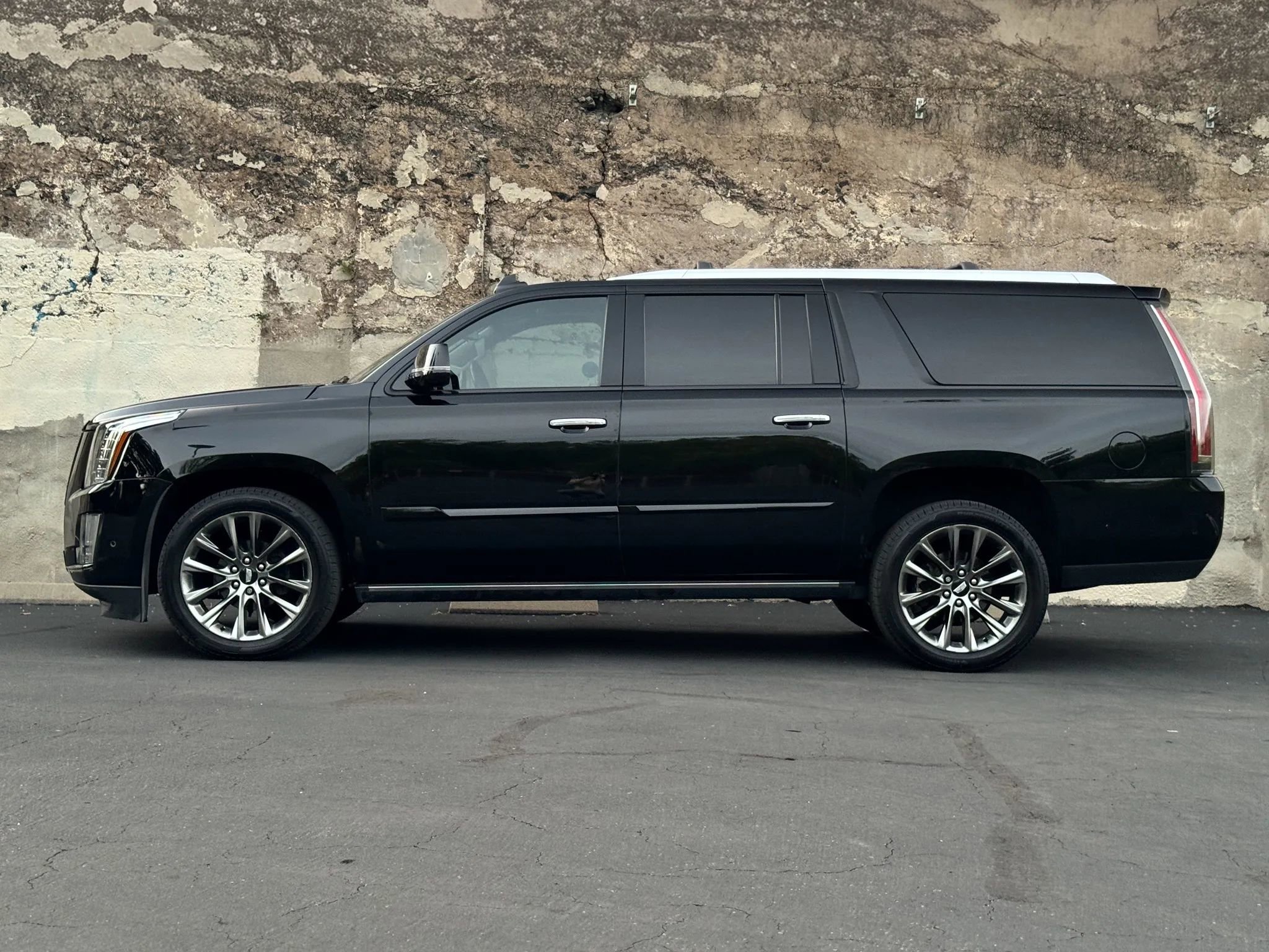 Used 2020 Cadillac Escalade ESV Premium Luxury w/ Escalade Sport Edition AWD/4WD image 12