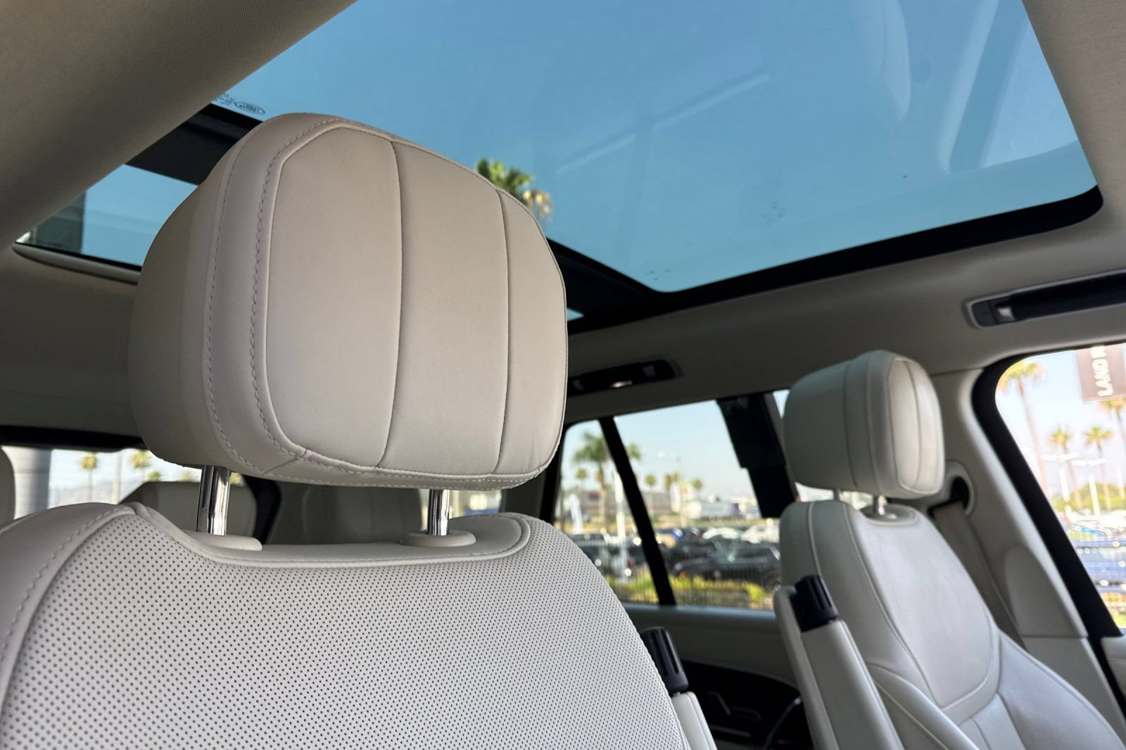 Certified 2023 Land Rover Range Rover SE AWD/4WD image 18