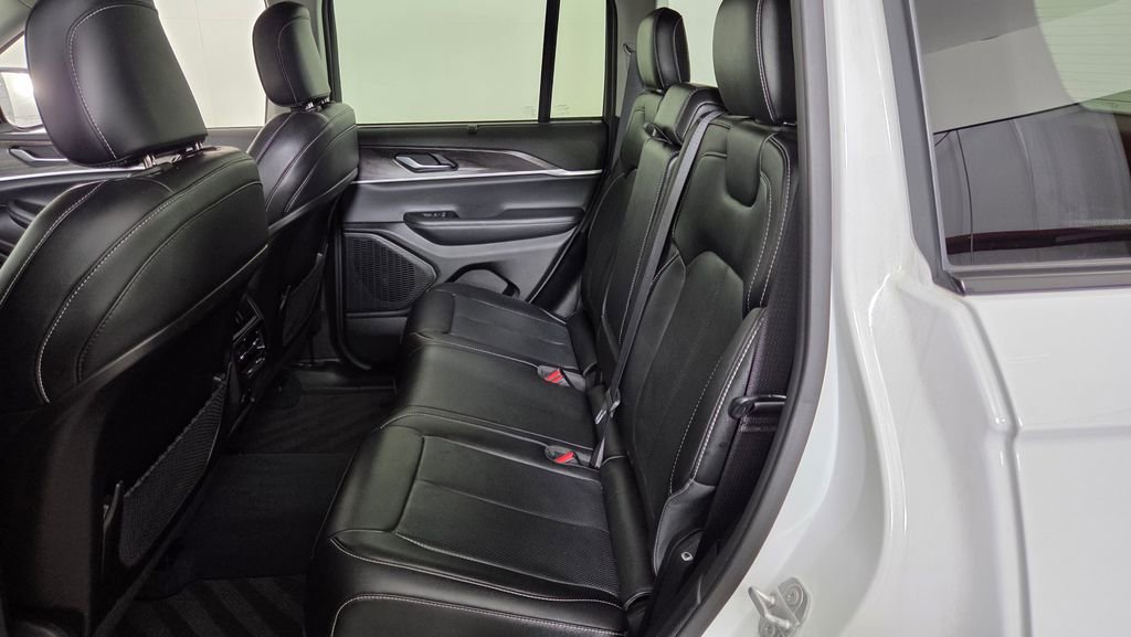 Used 2023 Jeep Grand Cherokee Limited w/ Luxury Tech Group II image 33