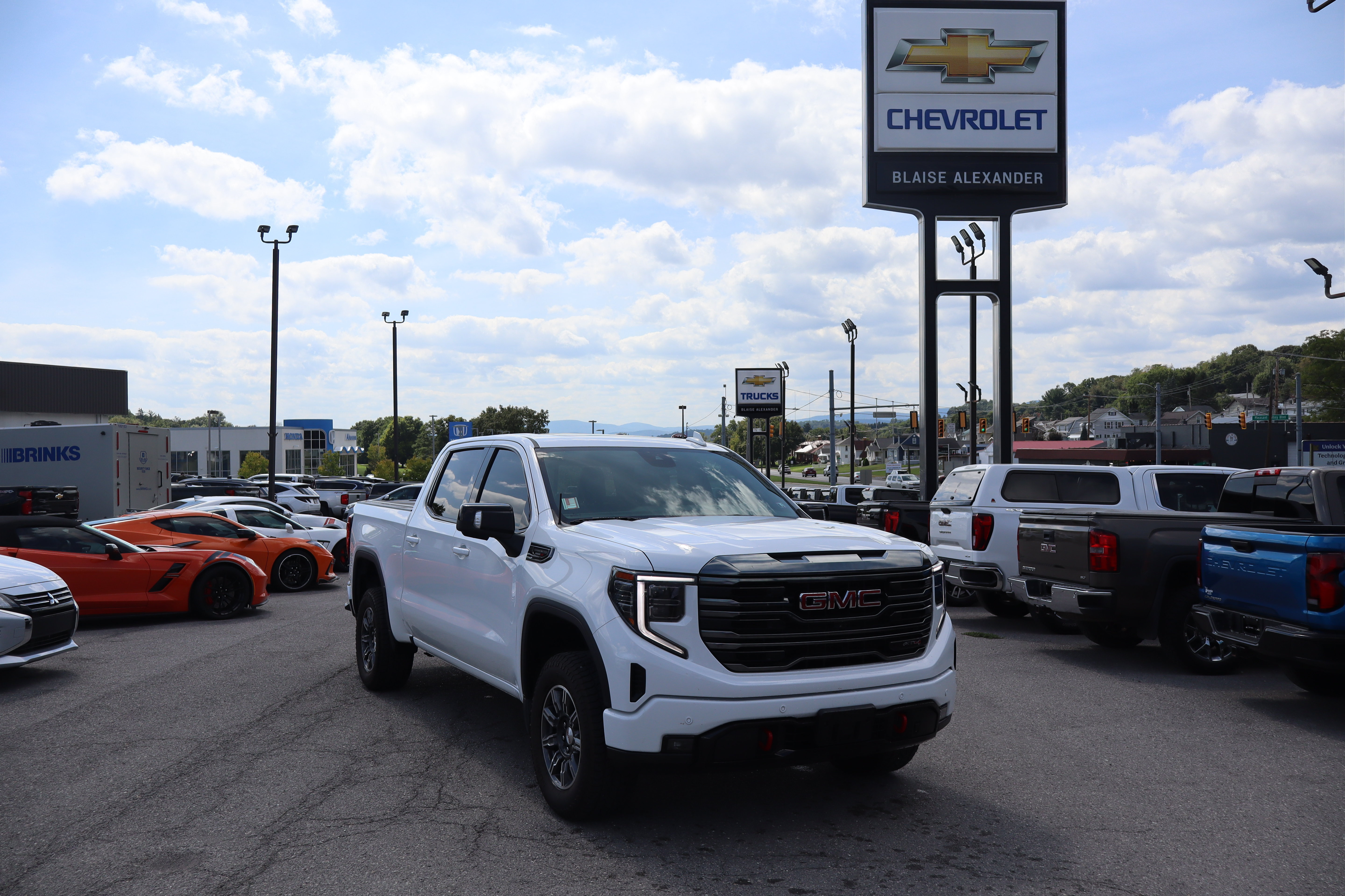 Used 2024 GMC Sierra 1500 AT4 w/ AT4 Carbonpro Edition AWD/4WD image 1