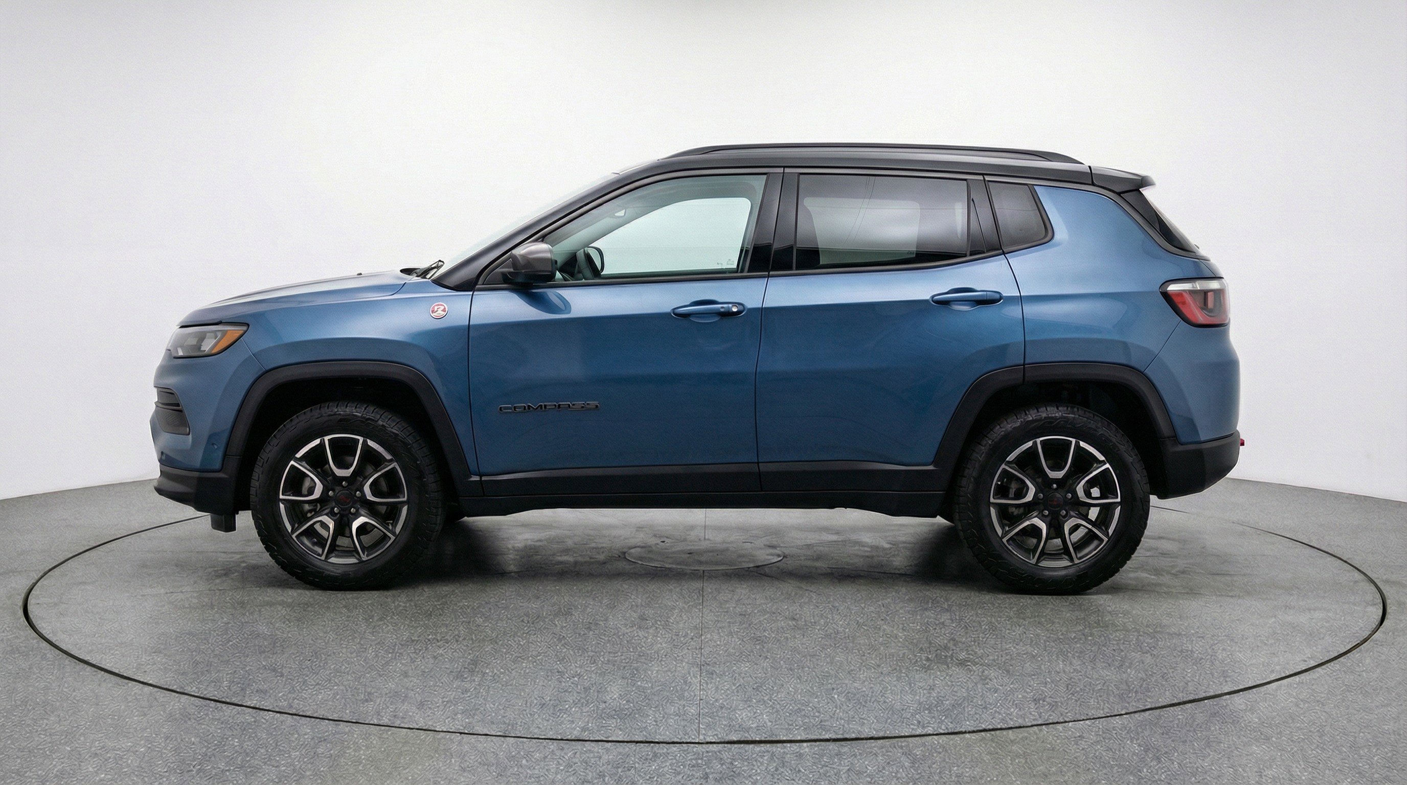 Used 2025 Jeep Compass Trailhawk image 5