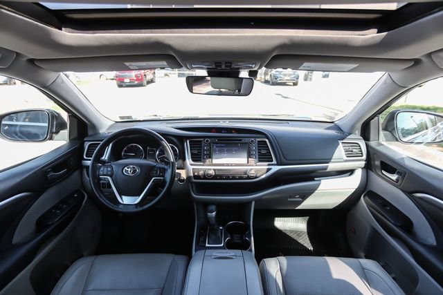 Used 2018 Toyota Highlander Limited Platinum image 18