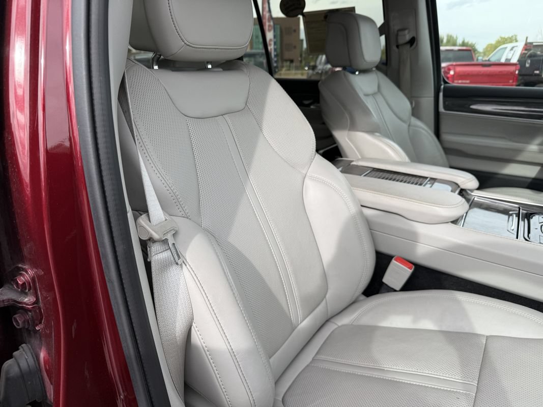 Used 2022 Jeep Wagoneer Series III w/ Premium Group I AWD/4WD image 15