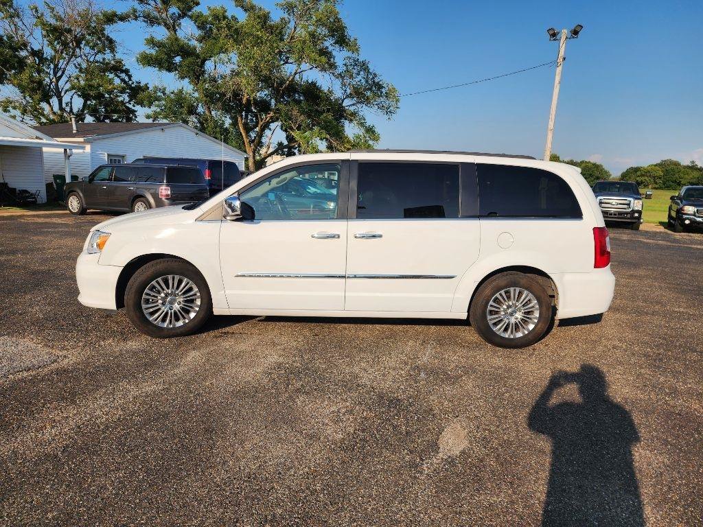 Used 2016 Chrysler Town & Country Touring-L FWD image 10