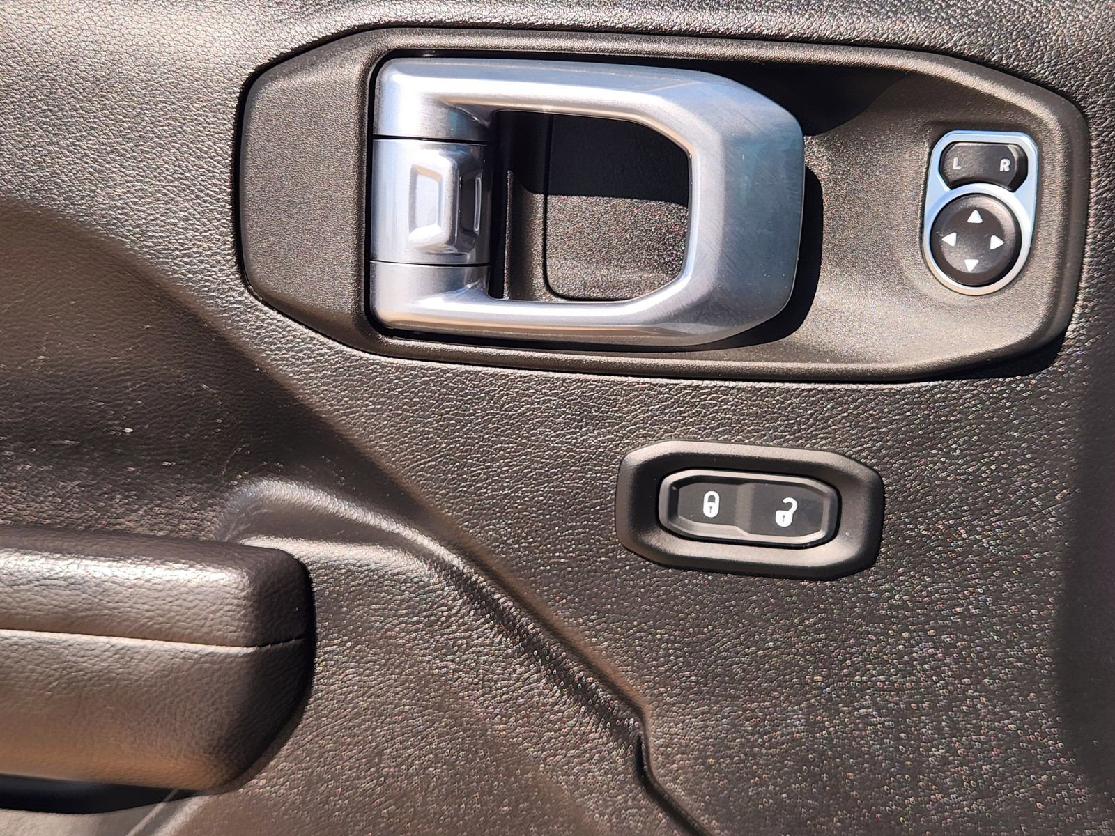 Used 2022 Jeep Wrangler Willys AWD/4WD image 25