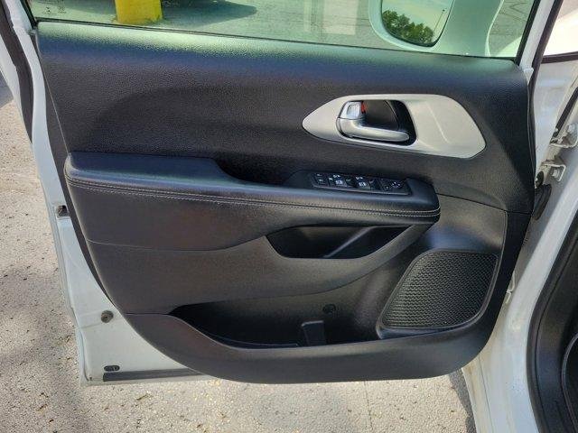 Used 2018 Chrysler Pacifica Touring-L Plus w/ S Appearance Package image 18