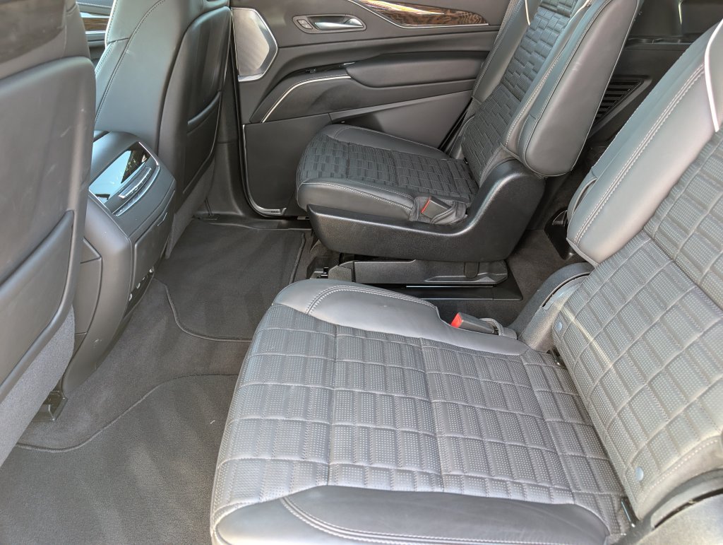 Certified 2024 Cadillac Escalade Sport Platinum w/ LPO, ONYX Package AWD/4WD image 17