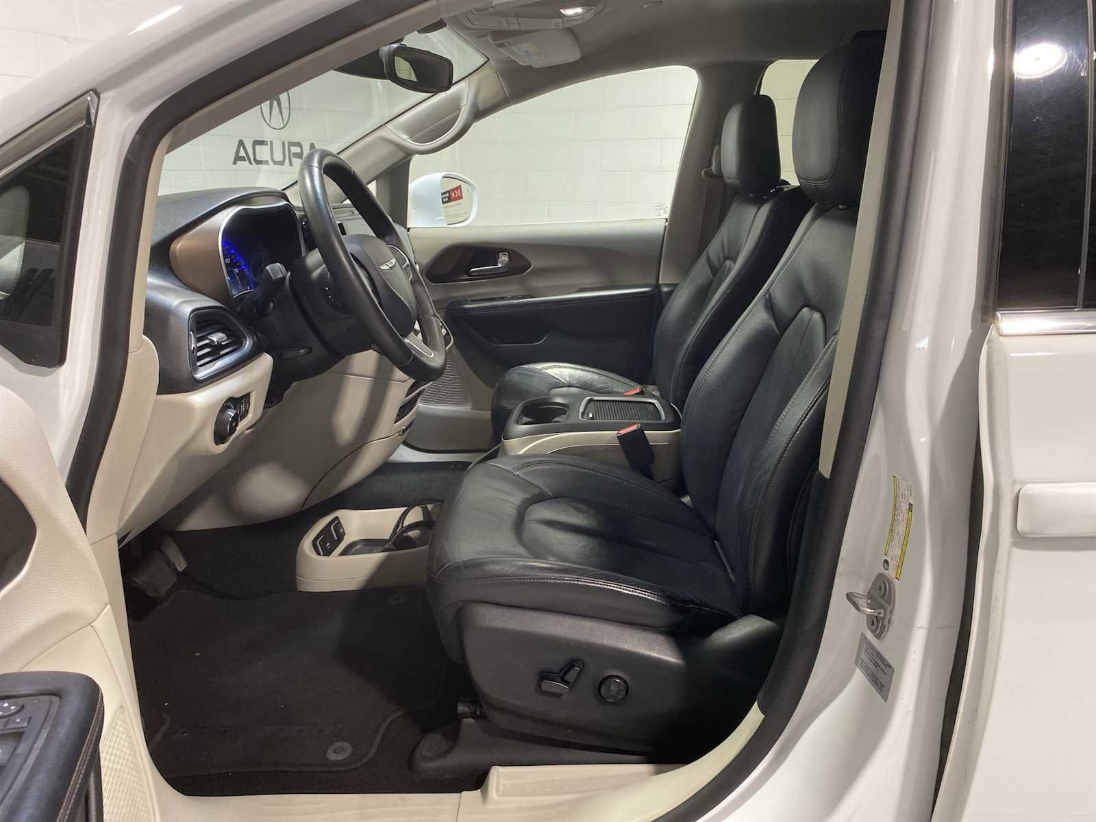 Used 2017 Chrysler Pacifica Touring-L Plus image 2