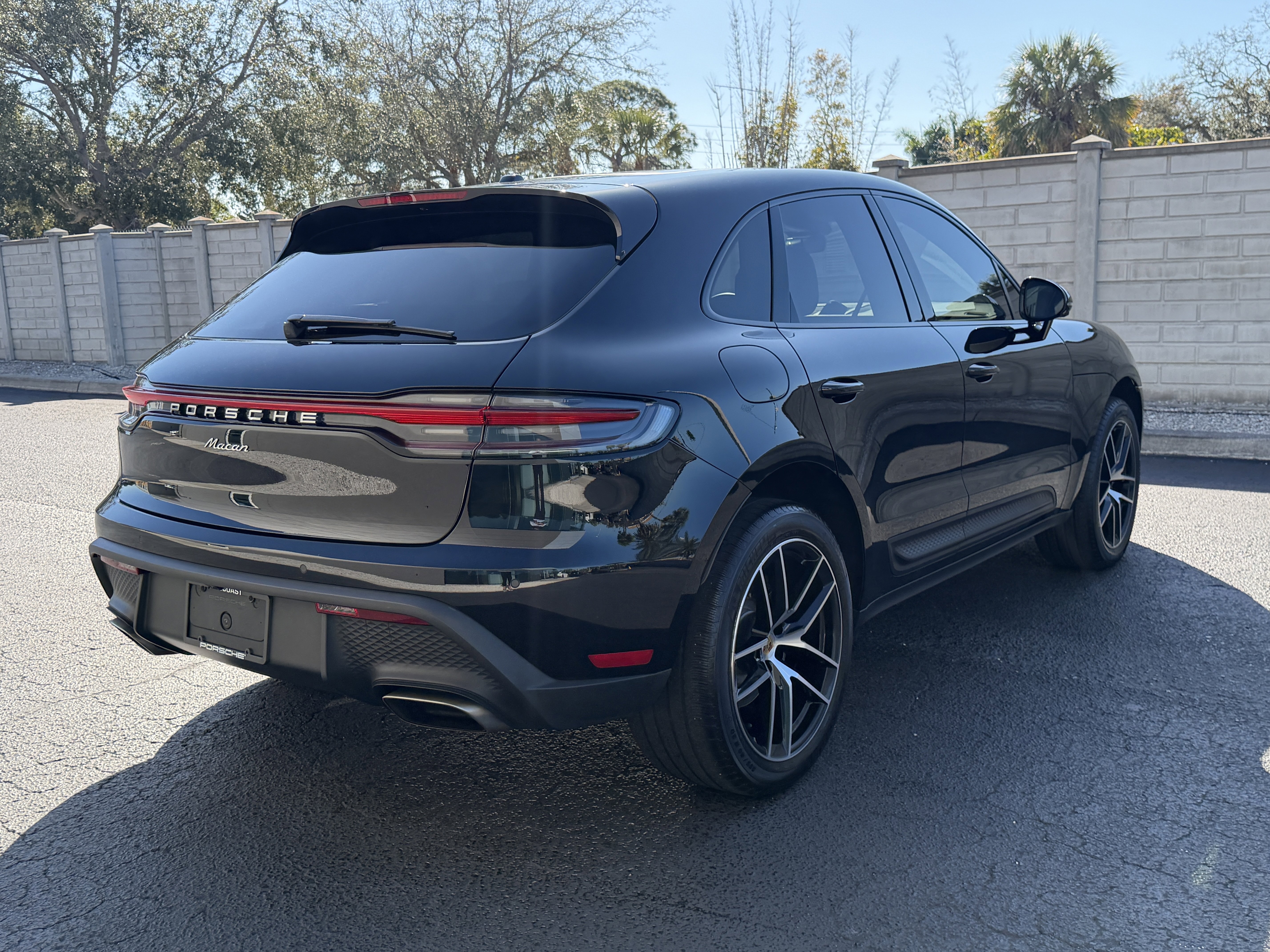 Certified 2022 Porsche Macan image 6