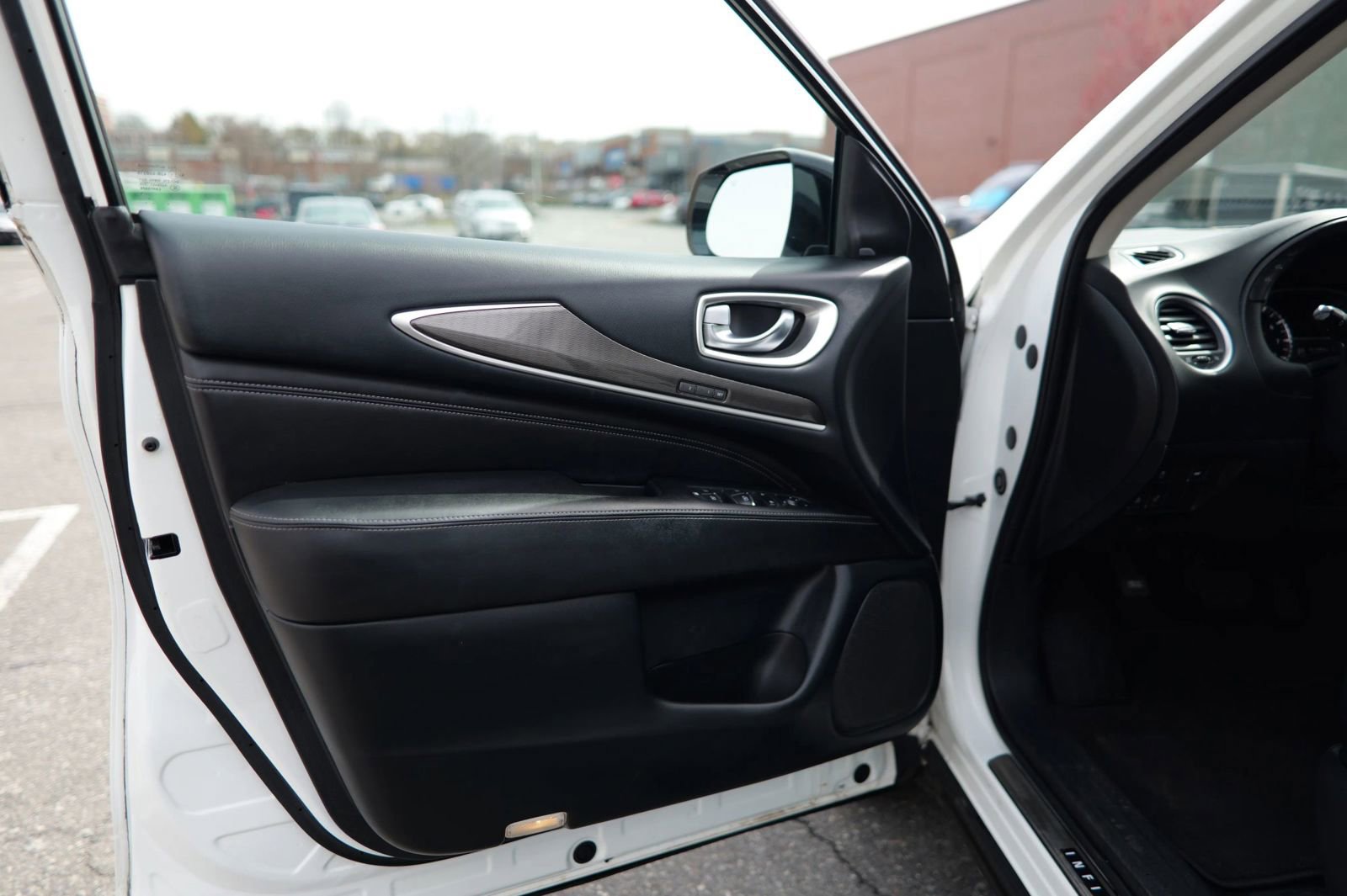 Used 2019 INFINITI QX60 Luxe w/ Essential Package image 17