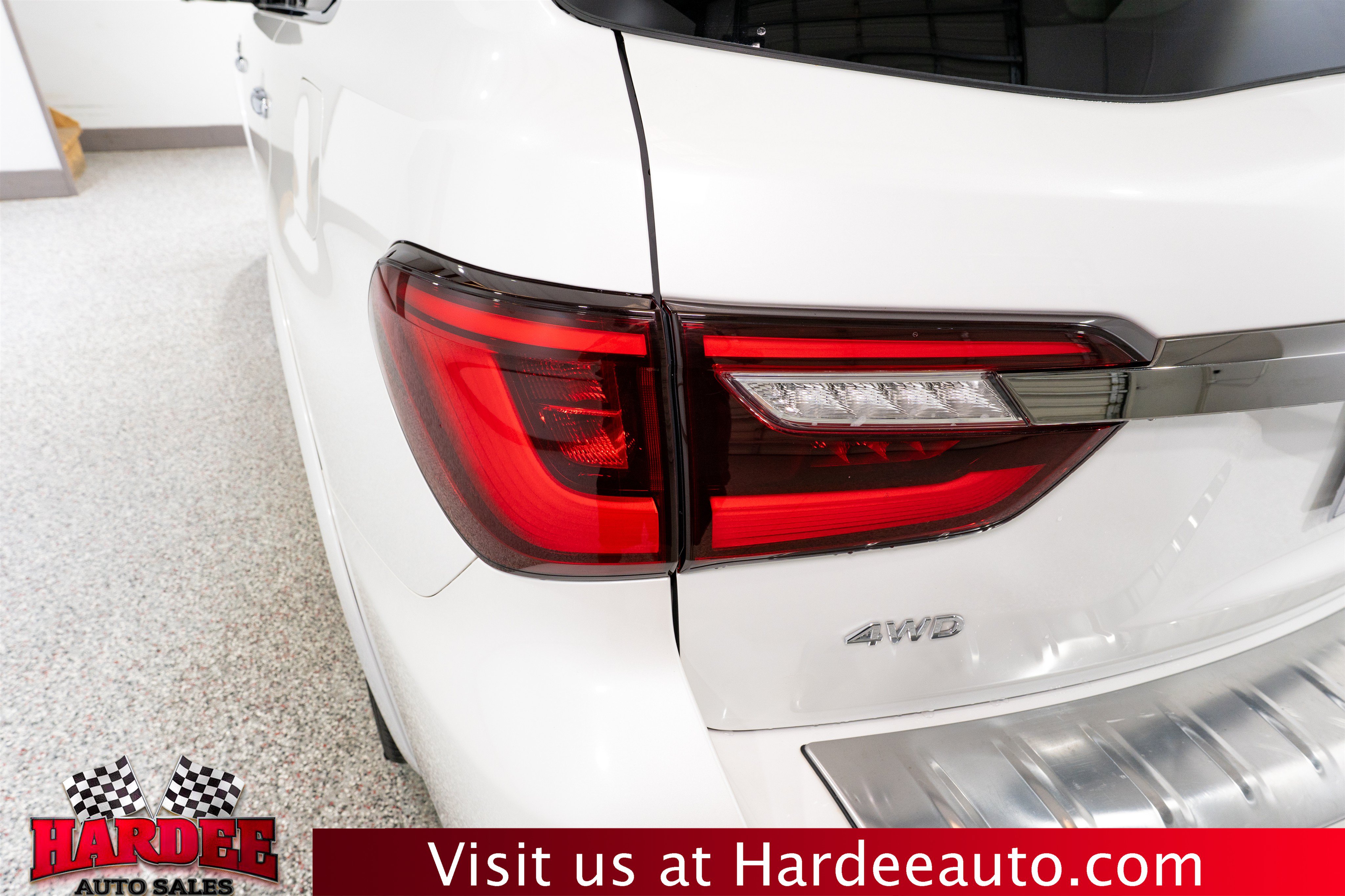 Used 2024 INFINITI QX80 Sensory AWD/4WD image 9