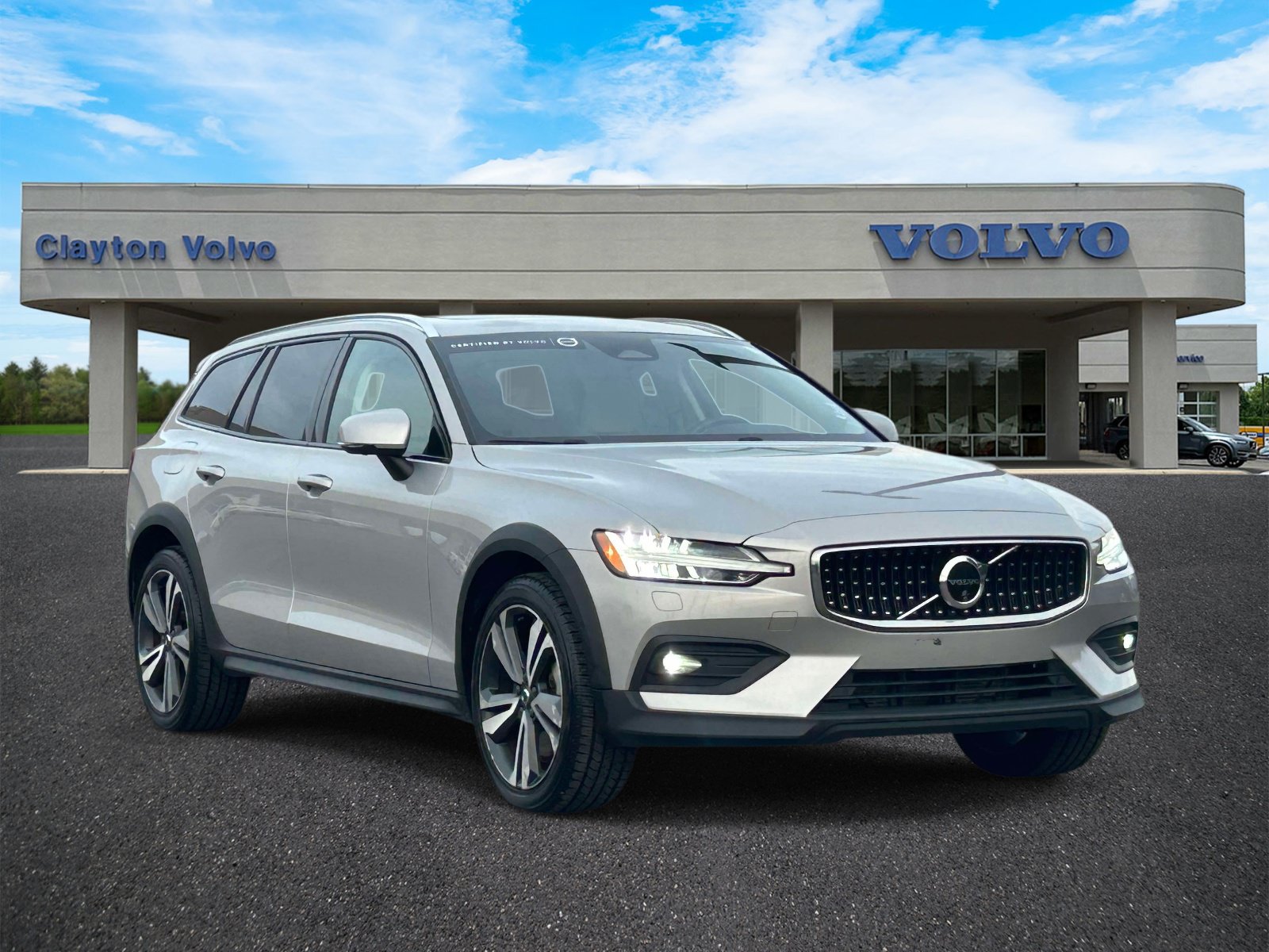 Certified 2025 Volvo V60 B5 Cross Country Plus AWD/4WD image 1
