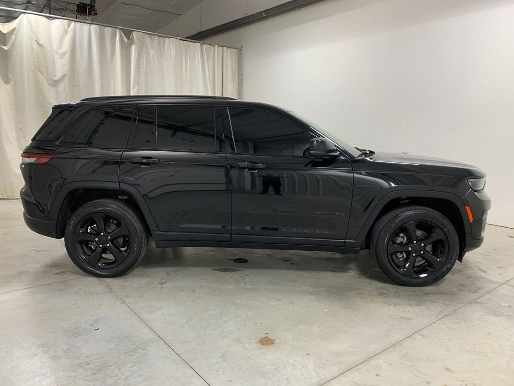 Used 2024 Jeep Grand Cherokee Altitude AWD/4WD image 27