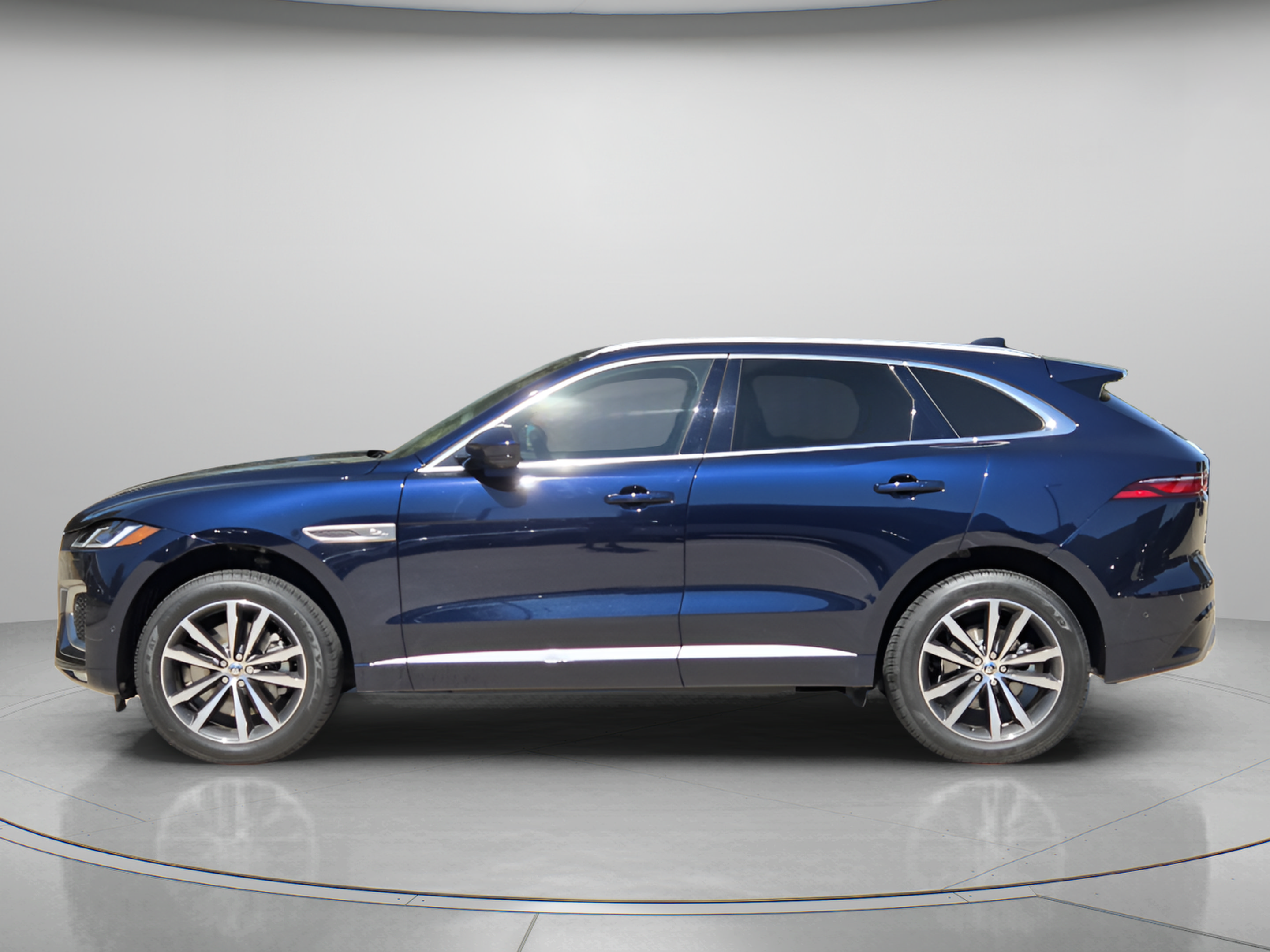 Used 2025 Jaguar F-PACE R-Dynamic S AWD/4WD image 2
