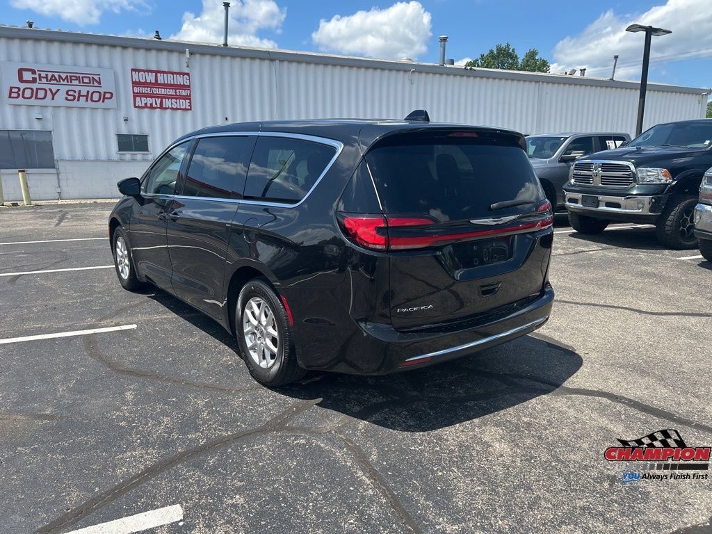 Used 2024 Chrysler Pacifica Touring-L FWD image 3