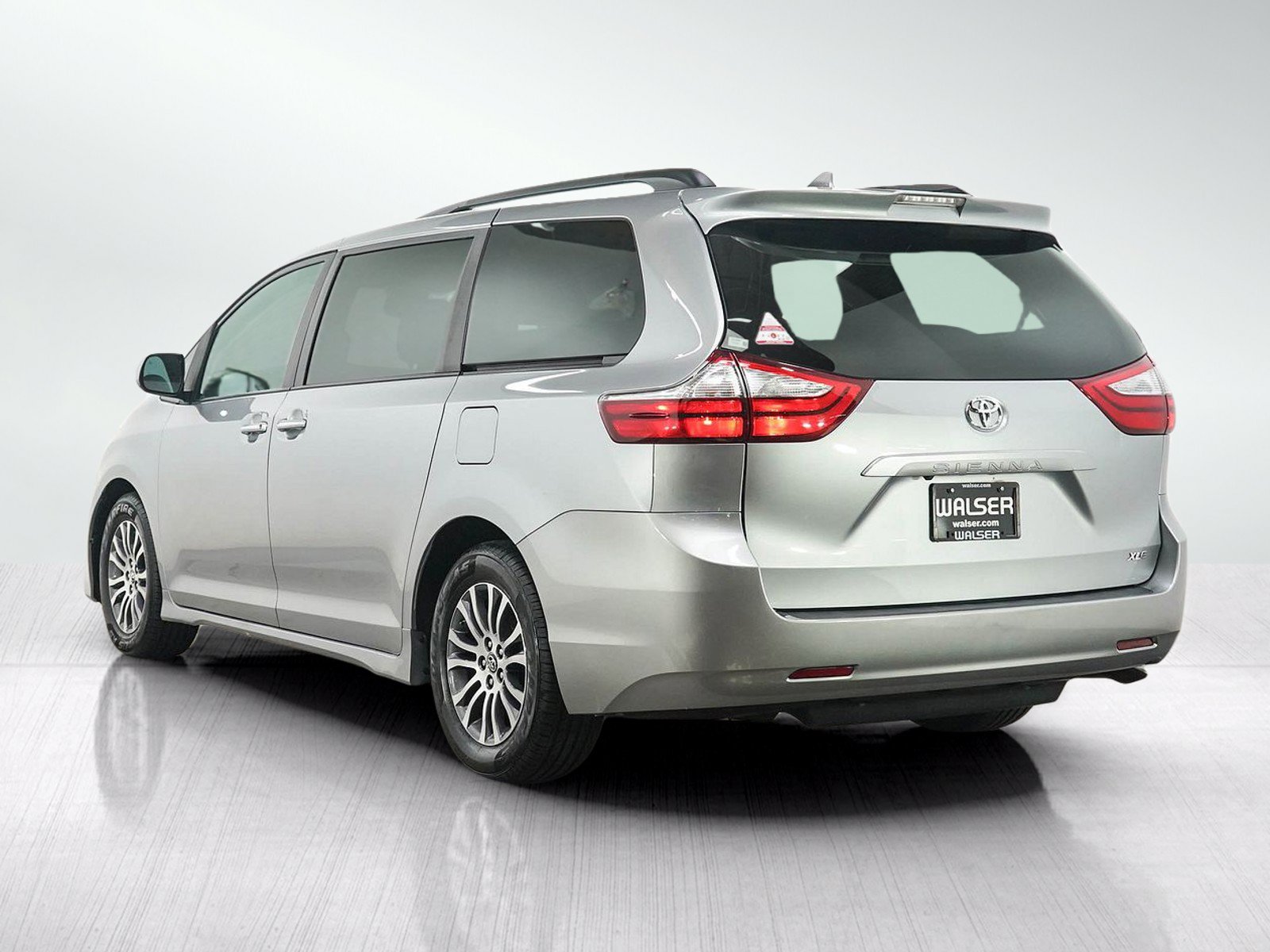 Used 2018 Toyota Sienna XLE FWD image 4