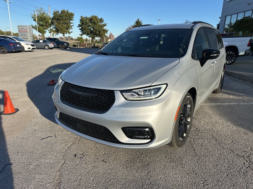 New 2026 Chrysler Pacifica Select FWD image 12