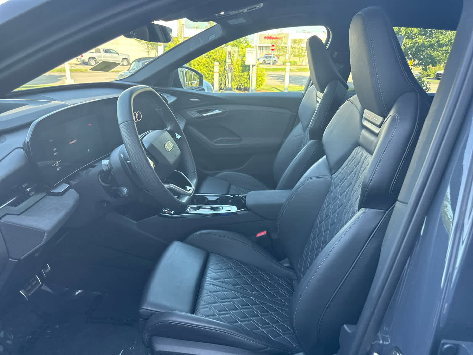 Used 2025 Audi SQ6 e-tron Prestige w/ Black Edition One image 14