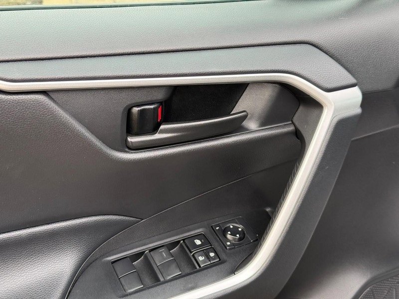 Used 2021 Toyota RAV4 LE image 17